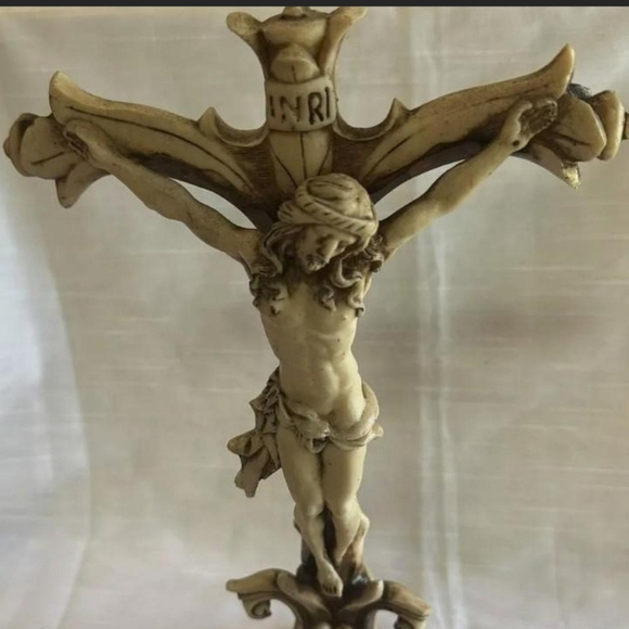 Large Resin Jesus Christ on the Cross Statue - Picture 6 of 6